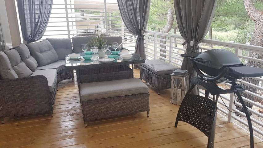 Camping pour 6 personnes, avec jardin et vue, animaux acceptés à Tisno