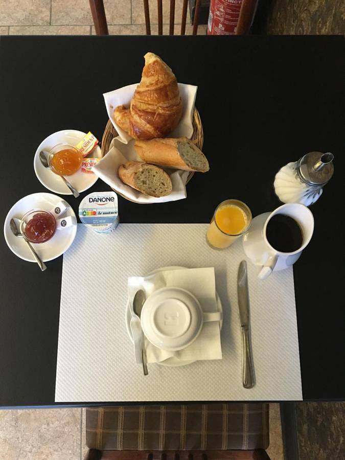 Hôtel Au Val De Saône Parking Gratuit in Sathonay-Camp, Lyon et ses environs