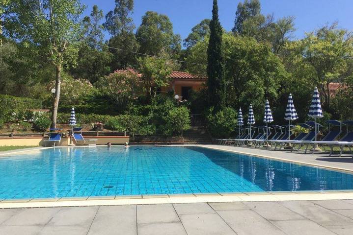 Location de vacances pour 3 personnes, avec piscine à Porto Azzurro