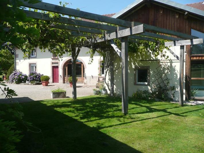 Location de vacances pour 20 personnes, avec terrasse et sauna ainsi que vue et piscine à Champdray