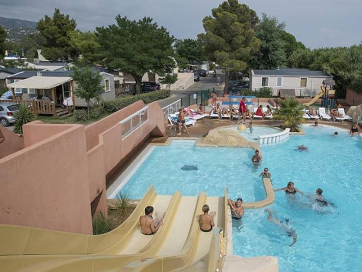 Camping pour 8 personnes, avec Balcon/Terrasse et Bassin pour enfant ainsi que Piscine et Sauna à Bormes-les-Mimosas