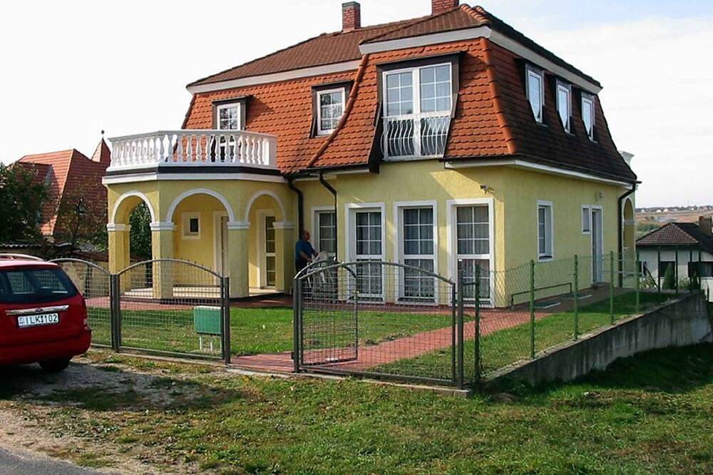Ganze Wohnung, Ferienwohnung mit Terrasse zur Gartenseite in Heviz, Balaton Region