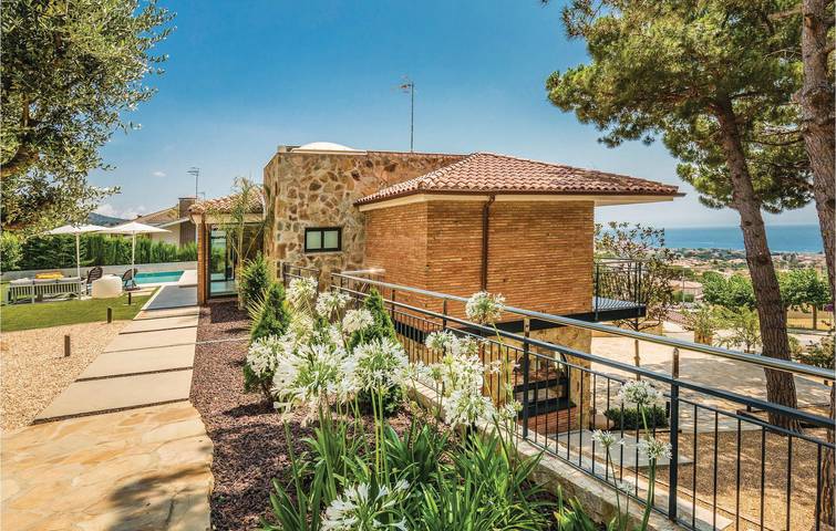 Geräumige Wohnung mit Pool und Terrasse in Alella, Maresme