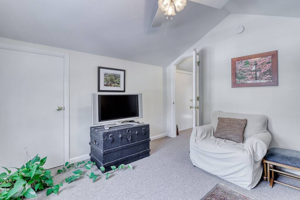 Geräumiges Haus mit voll ausgestatteter Küche, Holzofen, Veranda und Feuerstelle im Freien in Ogunquit, York County