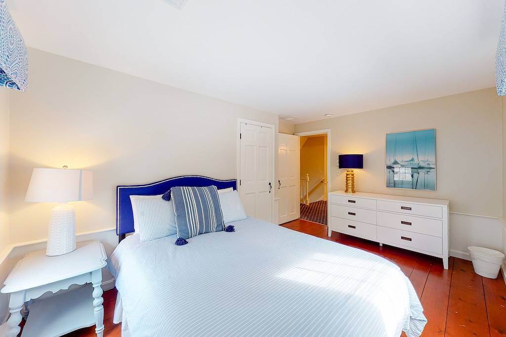 Idyllic Retreat near the Beach with Fast Wifi, Two Living Areas & Full Kitchen in Kennebunk, York County