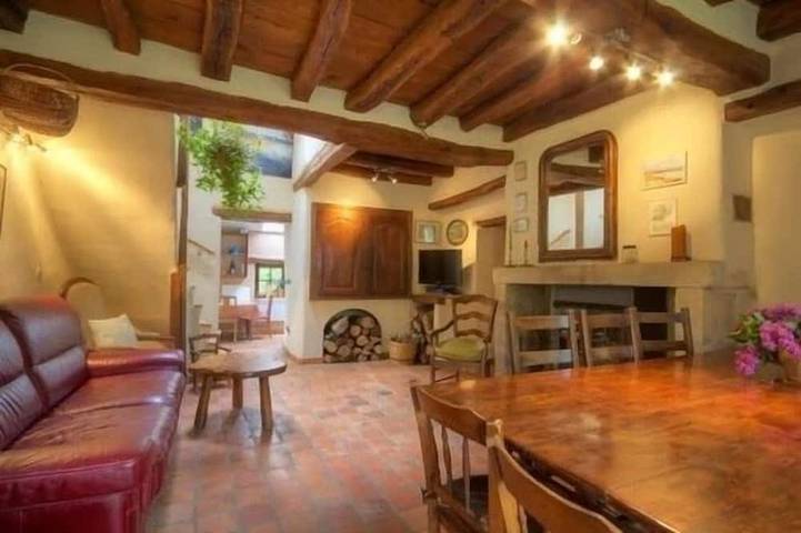 Gîte pour 9 personnes, avec jardin ainsi que terrasse et piscine