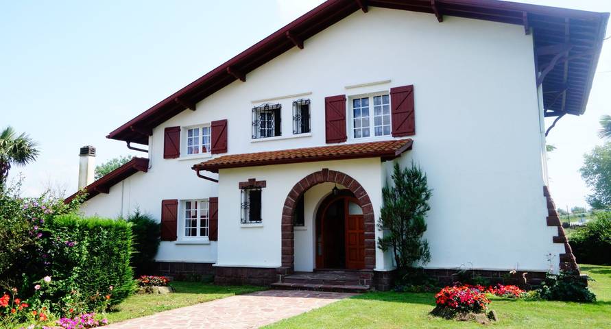 Gîte pour 12 personnes, avec balcon et jardin à Arraute-Charritte