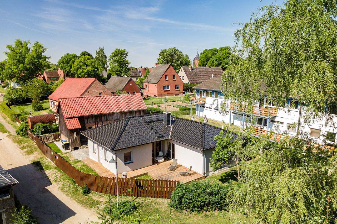 Stilvolles neues Ferienhaus am Müritzsee mit Kamin in sehr ruhiger Ortsrandlage in Buchholz, Müritz