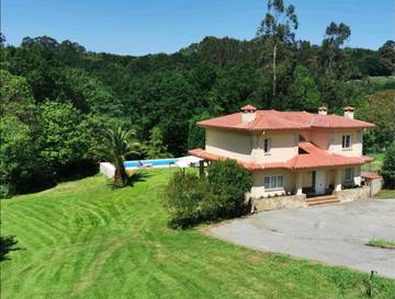 Gîte pour 11 personnes, avec piscine ainsi que jardin et jacuzzi à Limpias