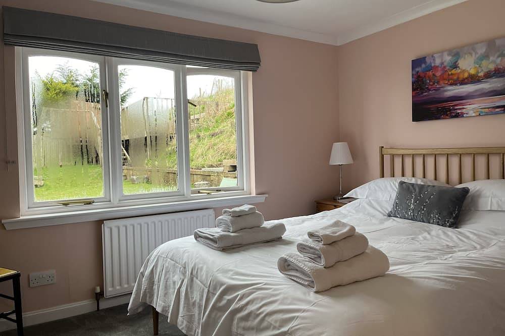 Seaside cottage by a sandy beach - dolphins, golf, near Inverness and Loch Ness in Highlands