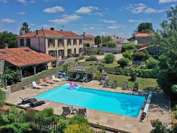 Gîte pour 13 personnes, avec jardin ainsi que piscine et terrasse, animaux acceptés à Lairoux