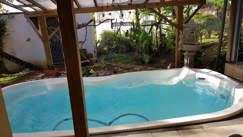 Gîte pour 2 personnes, avec piscine et terrasse dans DOM-TOM - 4