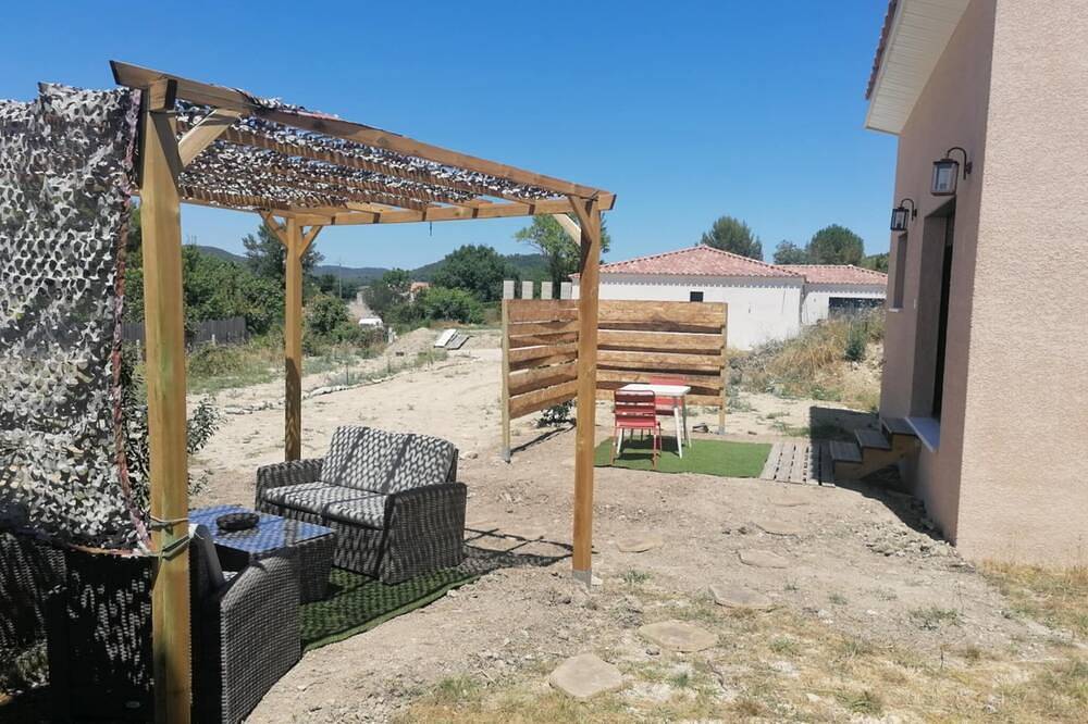 Gîte avec piscine au Calme dans petit village in Crespian, Région de Nîmes