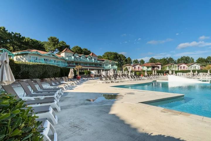Location de vacances pour 6 personnes, avec terrasse et vue ainsi que jardin et piscine dans Golf de la Méjanne - 3