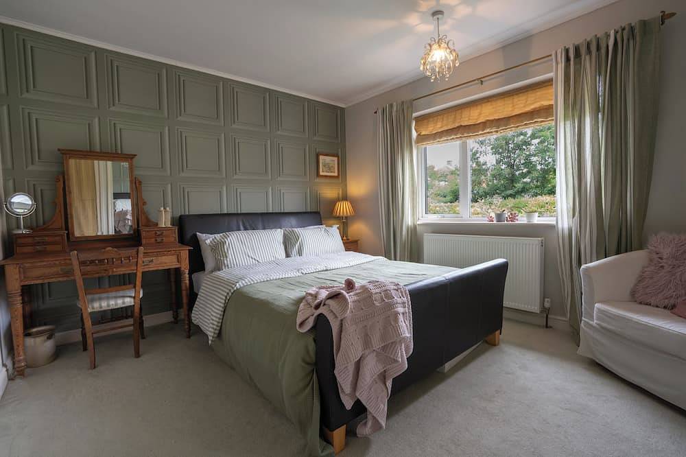 Wisteria Corner, Large Tranquil Family Home, Spacious, Edge of the Peak District in Chesterfield, Derbyshire