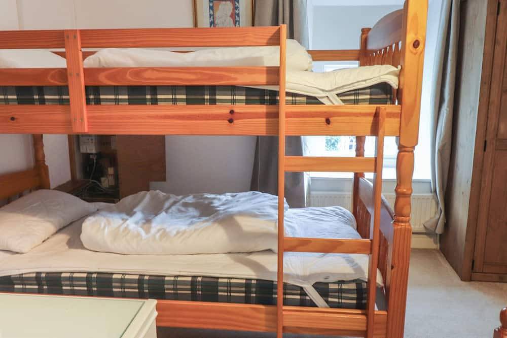 Ty Glyn, pet friendly, character holiday cottage in Beddgelert in Beddgelert, Snowdonia