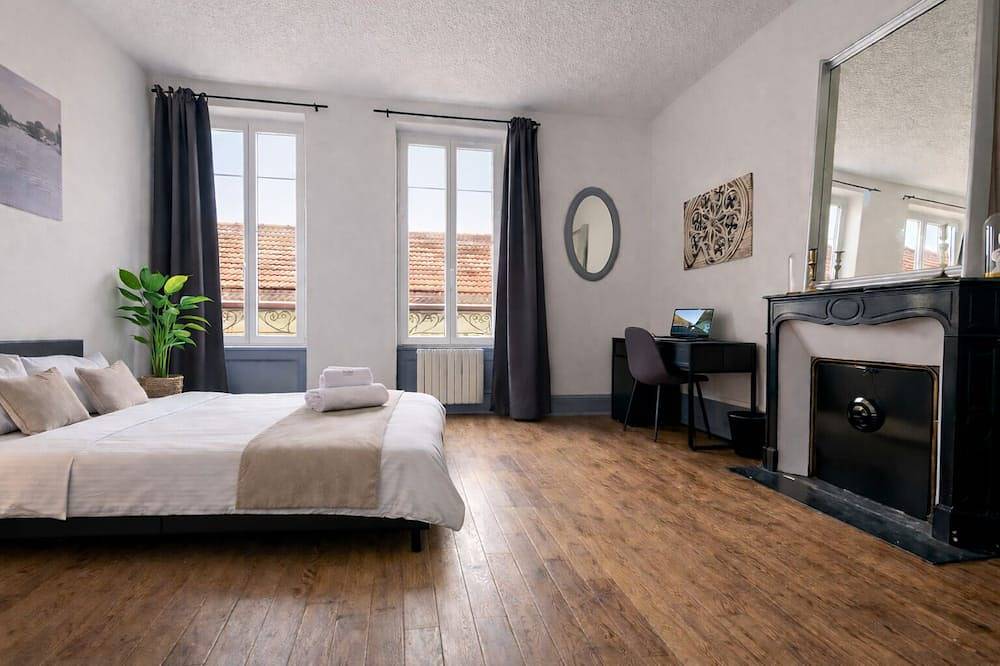 Appartement entier, Centre historique Chalon s/Saône • Vue cloître St-Vincent • 2 ch • 6 pers in Chalon-sur-Saône, Région de Chalon-sur-Saône