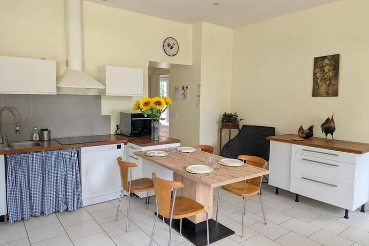 Charming Cottage with Private Gardens, Baby Gear, Near Cognac in Cognac, Charente