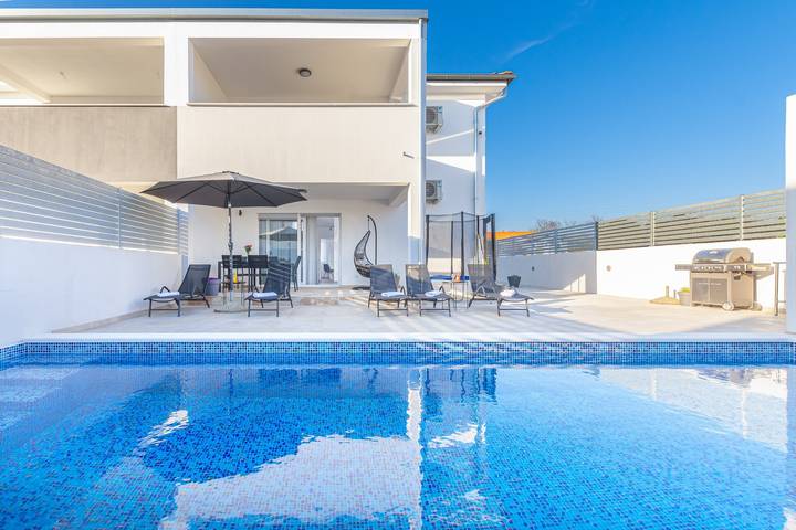 Villa für 10 Personen, mit Balkon und Garten sowie Pool in Pula - 2