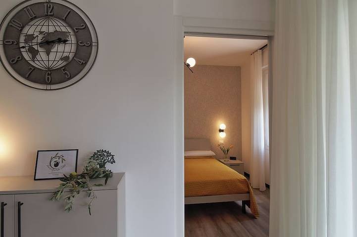 Ganze Wohnung, Ferienwohnung mit Privatstrand und Seeblick, elegant, ganz neu, am Seeufer in Bardolino, Gardasee-Berge