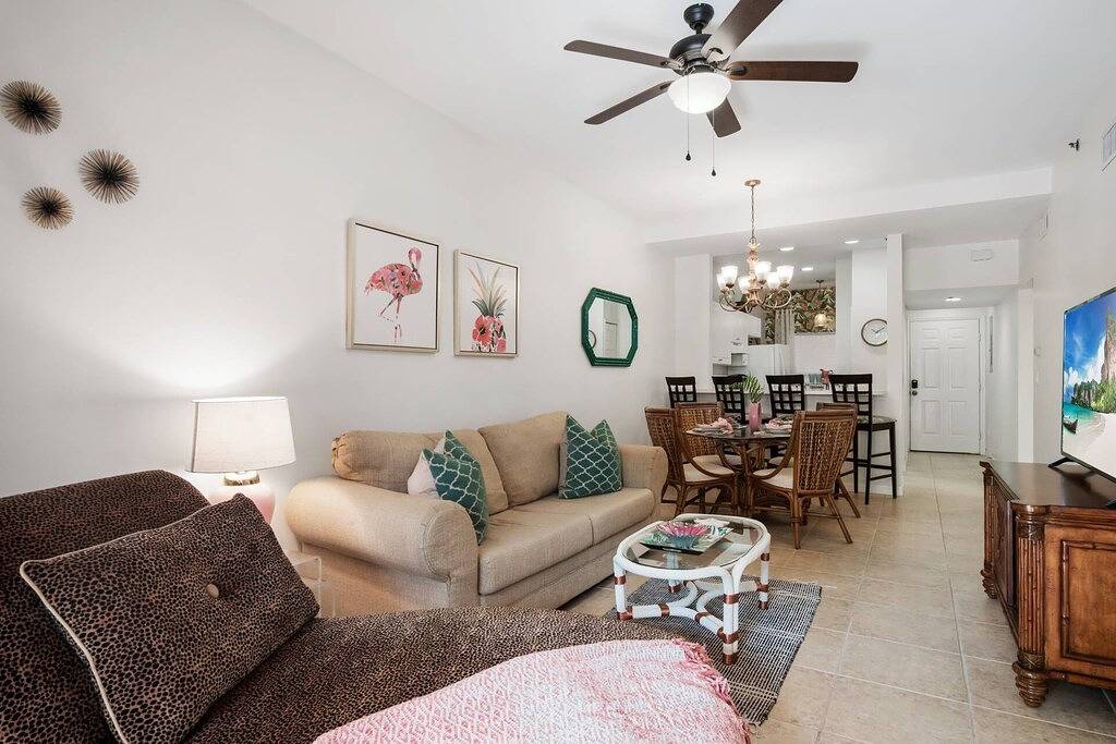 Ganze Wohnung, Pet Friendly, Nightly Condo! In-Unit Laundry, Wifi & Beach Gear; Walk to Dining/Shops (1 of 2 units) in Marco Island, Southwest Florida