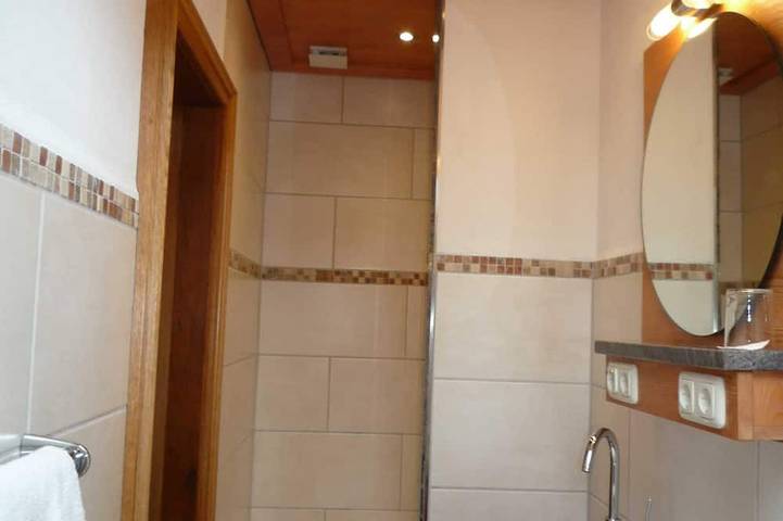 Single apartment no. 9, 2nd floor, east-facing balcony - Gästehaus Johanna in Bad Wiessee, Alpes bavaroises