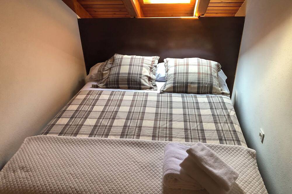 Entire apartment, Cozy penthouse in the center of Benasque in Cerler, Benasque