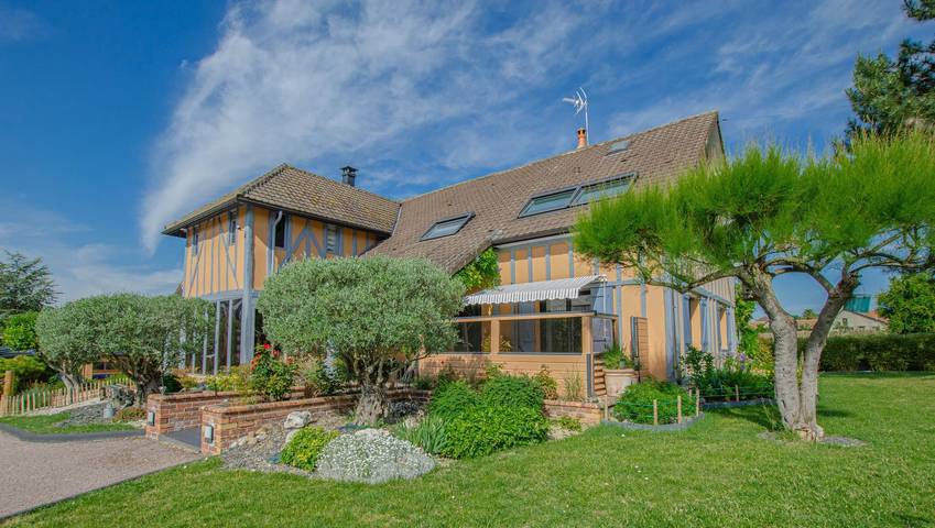 Gîte pour 10 personnes, avec jardin ainsi que piscine et terrasse