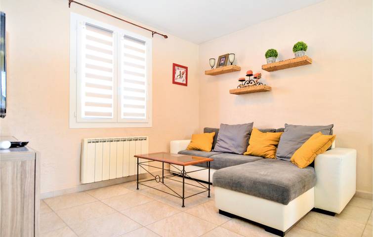 Sunny 90m² Apartment with Parking, Pool & WiFi in Sorgues, Vaucluse