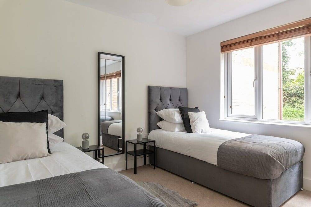 Entire apartment, Modern Fully Furnished Apartment/ 2 Parking Spaces in Crawley, West Sussex