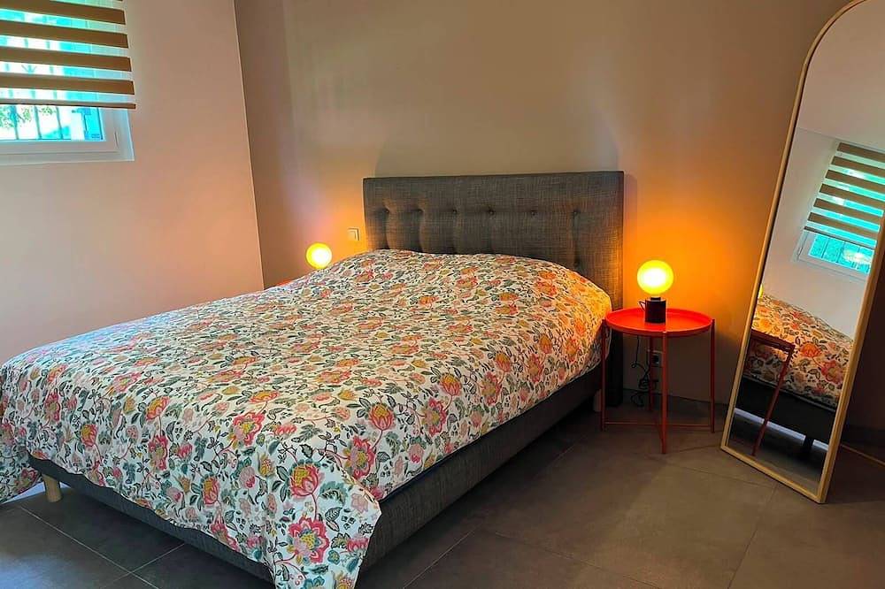 Apartamento entero, Apartment in a Basque-style house, with a tree-lined garden, pool, hot tub, and ocean views; ideal for 6 people. in Briscous, Region de Bayona