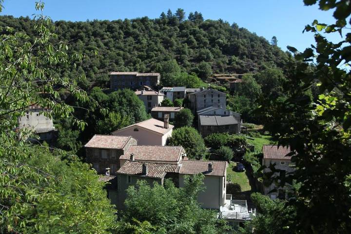 Gîte pour 6 personnes, avec terrasse et jardin à Les Plantiers