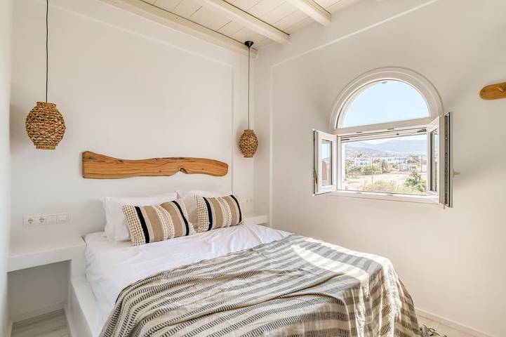 Appartamento intero, Cavos Paros Veranda Apt: Large Patio, Bathtub & Walk to Beach in Aliki, Paros