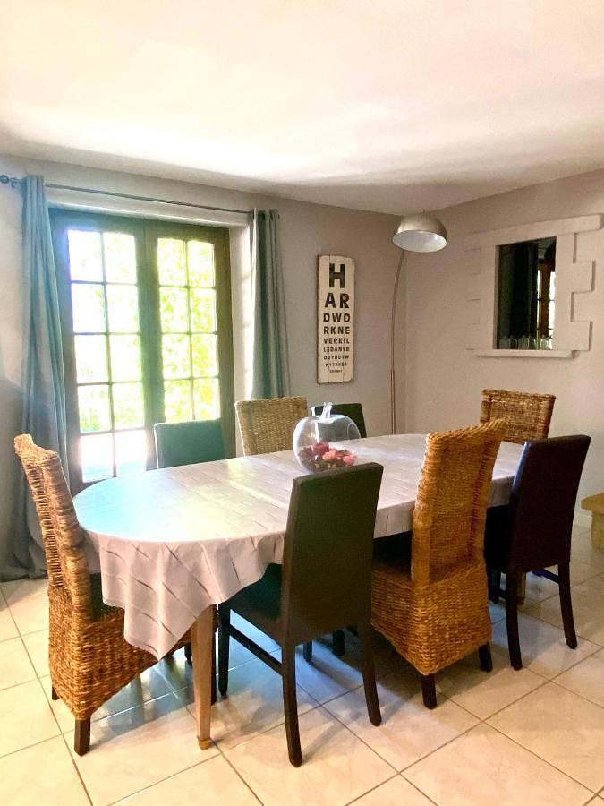 Location de vacances pour 8 personnes, avec vue ainsi que jardin et piscine à La Dornac - 4