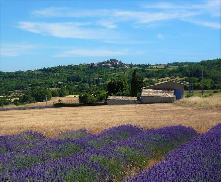 Location de vacances pour 4 personnes, avec jardin ainsi que piscine et vue à Vachères