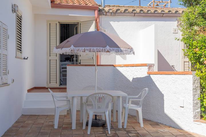 Casa Vacanze 'Istella - A' con Terrazza Privata in Sant'Anna Arresi, Sulcis Iglesiente