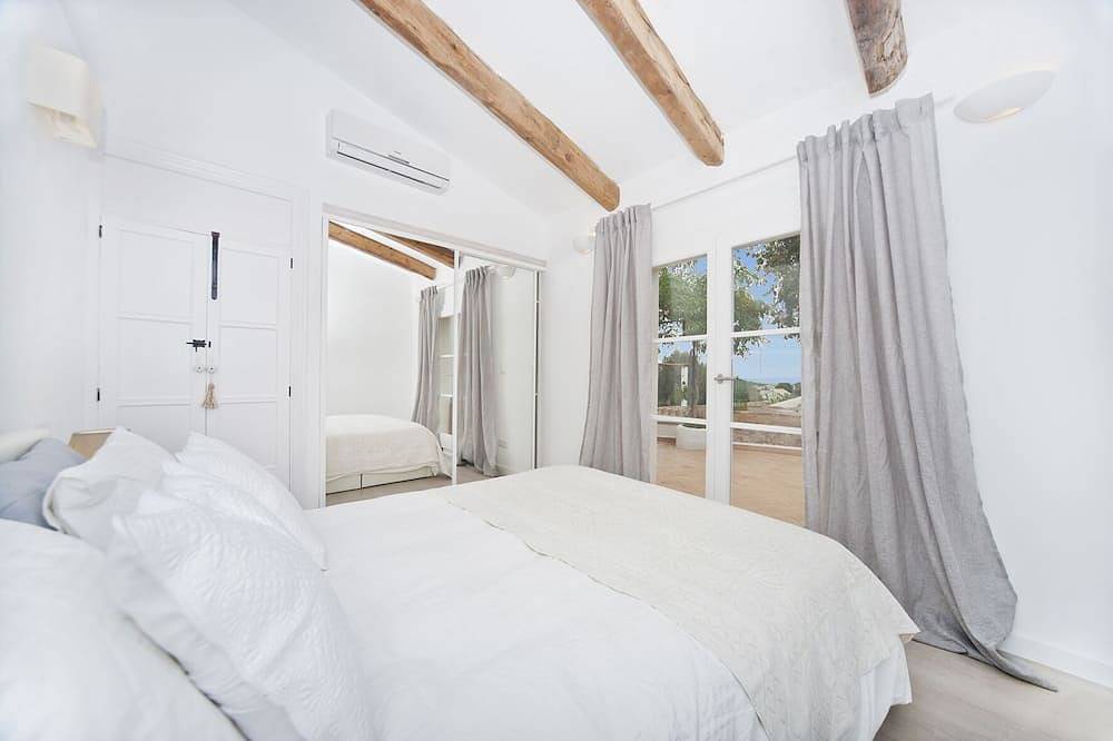 Eine atemberaubende rustikale Villa, renoviert in einem sehr schicken Stilmix in Genova, Palma