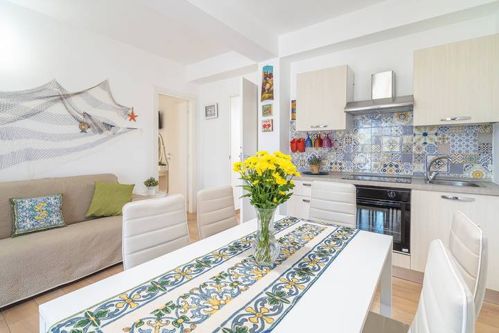 Appartement entier, Appartement "Donna Di Coppe" avec terrasse privée, Wi-Fi et climatisation in Lido di Noto, Région de Noto