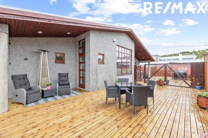 Casa rural para 8 personas, con terraza además de jacuzzi y jardín en Islandia