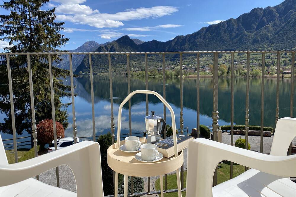 Ganze Wohnung, Right on the lake, view of the lake and mountains, 200m to shop in Idro, Gardasee-Berge