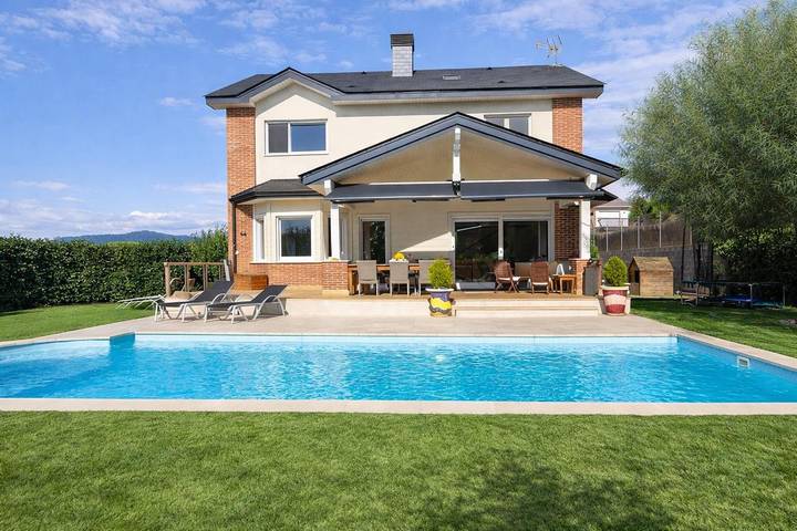 Casa rural para 8 personas, con jardín y piscina en Llinás del Vallés