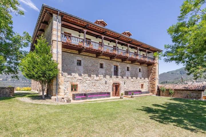 Casa rural para 20 personas, con Balcón y Terraza además de Jardín y Vistas en Liébana