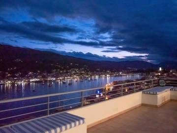 Gîte pour 4 personnes, avec vue et terrasse dans Poros