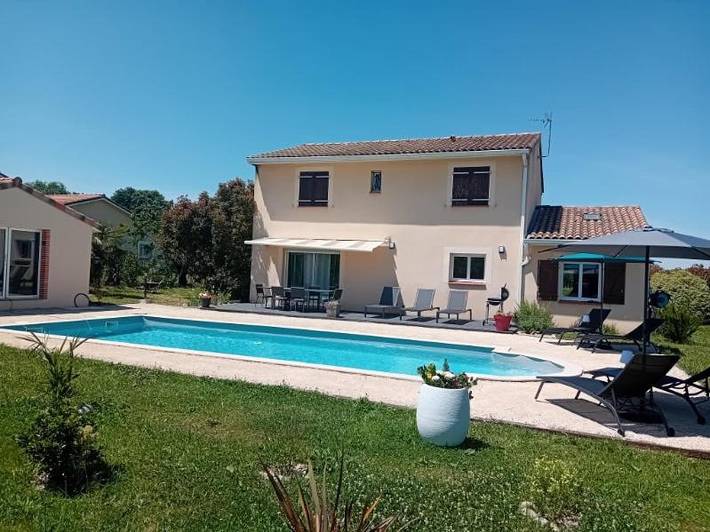 Location de vacances pour 10 personnes, avec Terrasse et Jardin ainsi que Piscine et Vue à Dieupentale