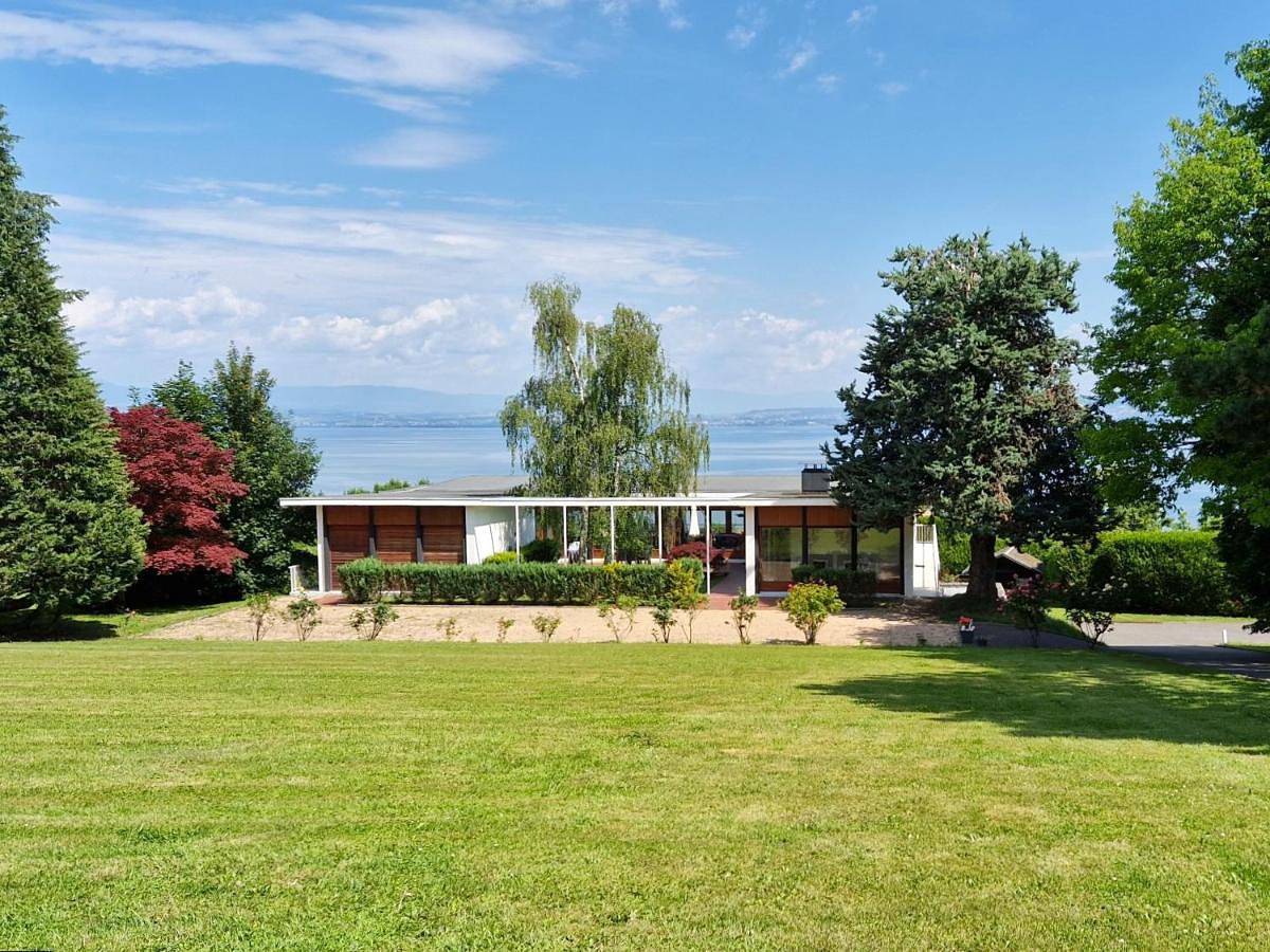 Evian villa with Lake Geneva views in 1960 mid-century modern style in Neuvecelle, Région de Thonon-les-Bains