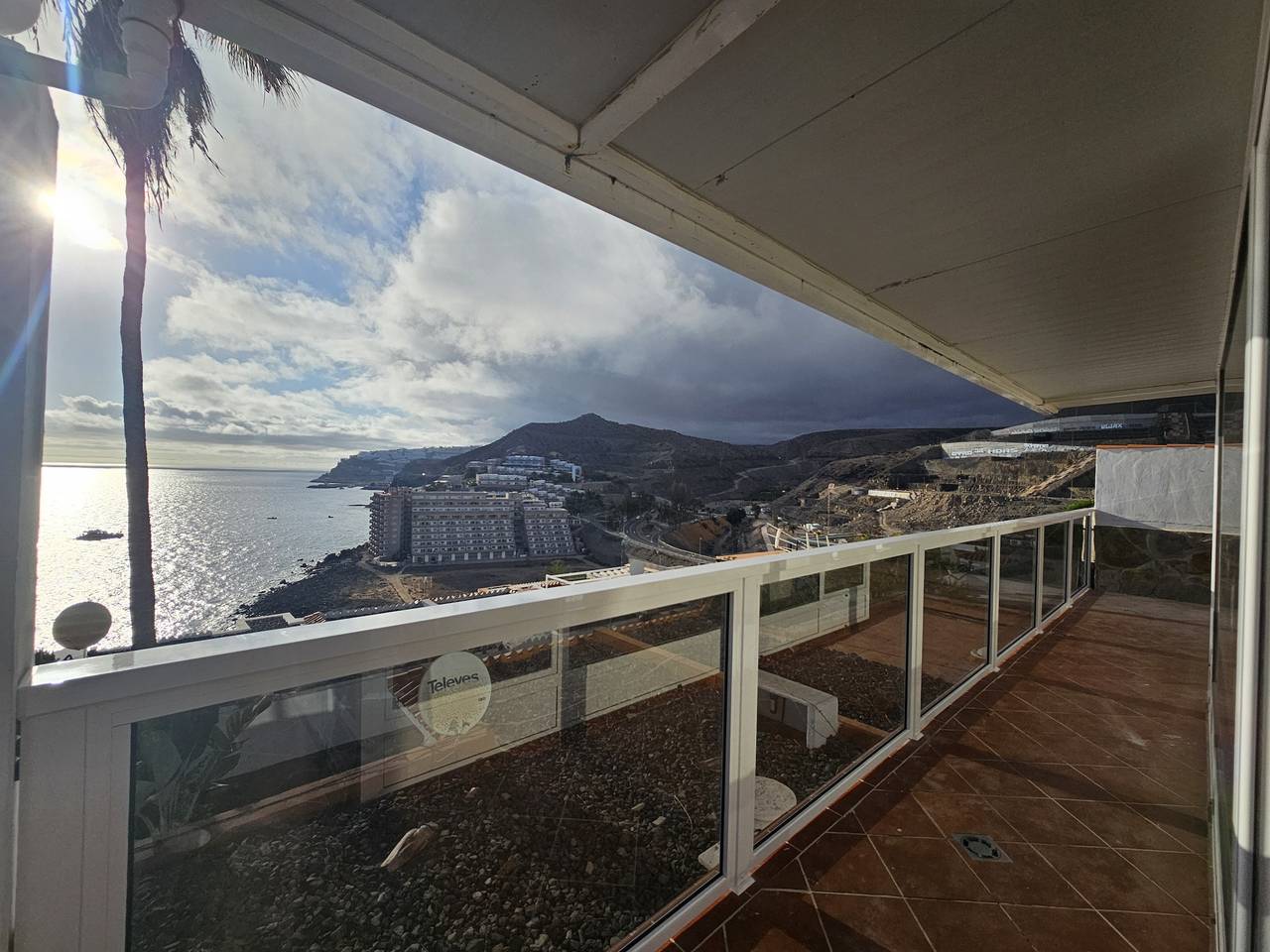 Balcón al atardecer con vistas al mar y acceso a la piscina! in La Verga, Mogán