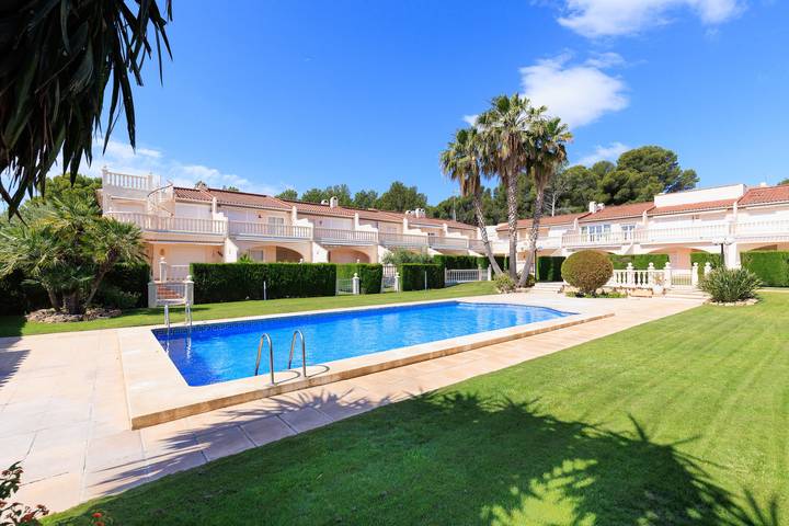 Location de vacances pour 8 personnes, avec terrasse ainsi que piscine et jardin à Miami Platja - 2