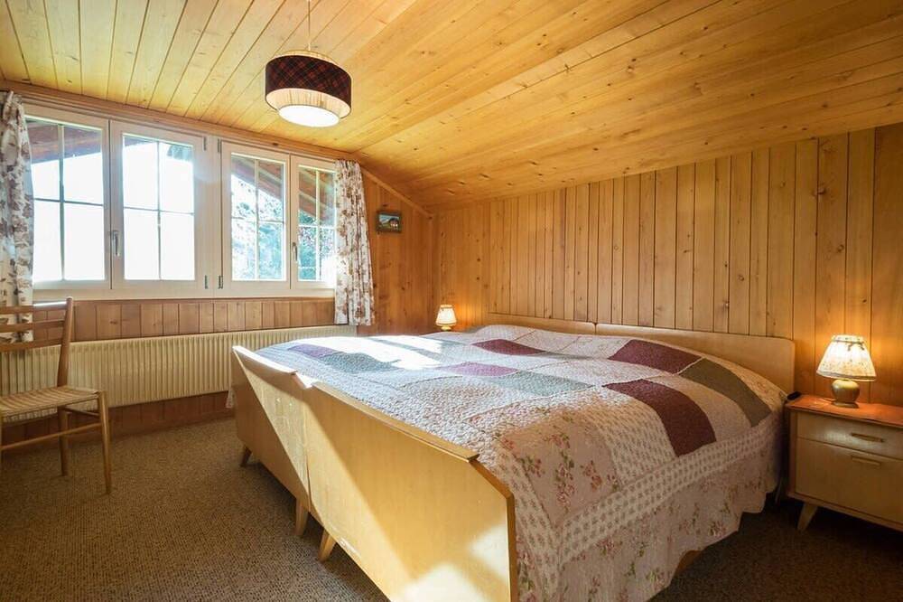 Gstaad Duplex Flat - Magnifique chalet au bord du lac avec étang in Gstaad, Saanen