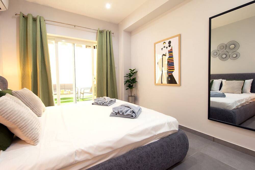 Ganze Wohnung, Modern seafront 3bedrooms with spacious yard in Tas-Sliema, Insel Malta