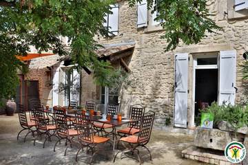 Gîte pour 6 personnes, avec piscine ainsi que terrasse et jardin à La Baume-de-Transit